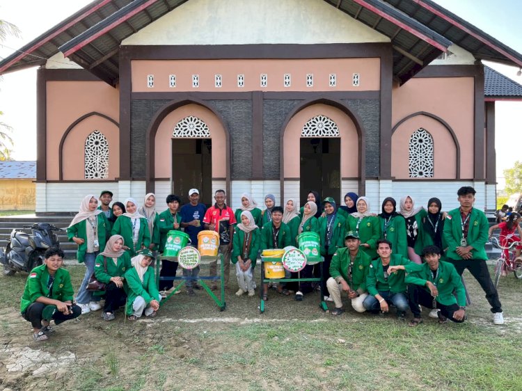 Dari Material Bekas untuk Lingkungan Bersih: Aksi Mahasiswa KKN-PPM di Paloh Awe