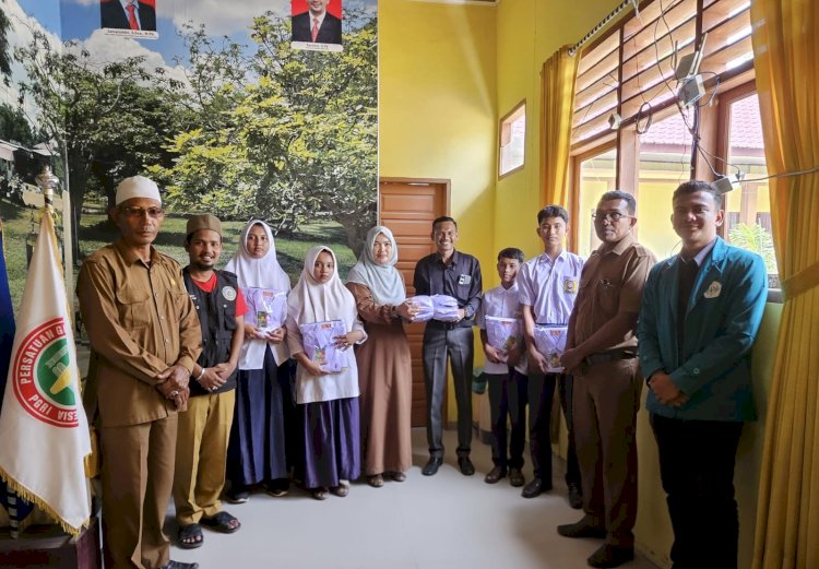 PDIP Aceh Utara Bersama KNPI dan FOMA PT Salurkan Bantuan Seragam ke SMPN 1 Pirak Timu