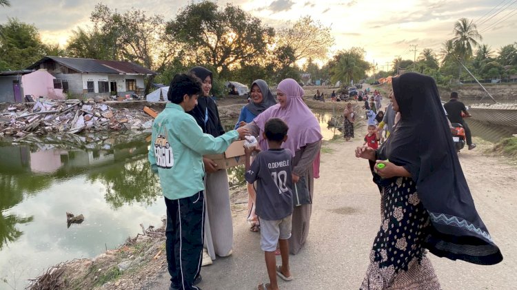 Wujud Kepedulian Ramadhan, Mahasiswa KPM UIN Sultanah Nahrasiyah Berbagi Takjil untuk Warga Pascabanjir