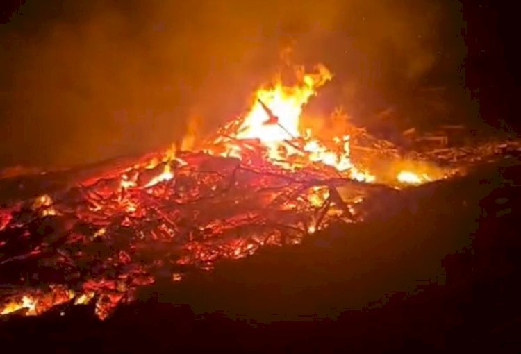 Tumpukan Kayu Sisa Banjir di Aceh Utara Terbakar, Ancam Rumah Warga