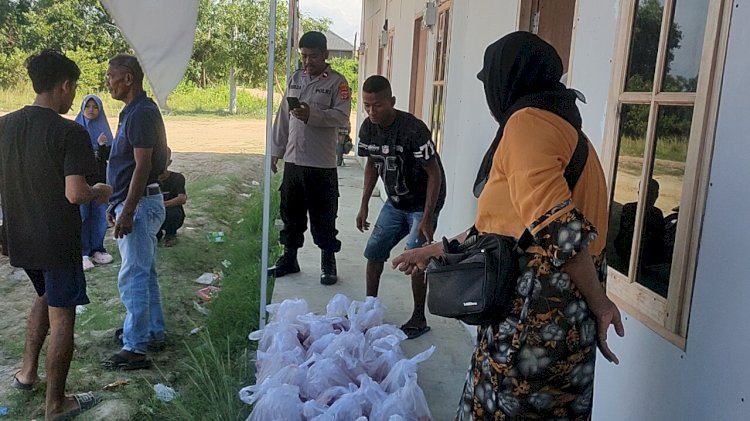 Kapolres Lhokseumawe Salurkan 50 Kantong Daging Kurban untuk Penghuni Huntara