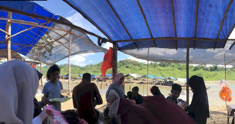 Ribuan Wisatawan Padati Pantai Bahagia Paya Bakong, Pedagang Raup Omzet Jutaan Rupiah