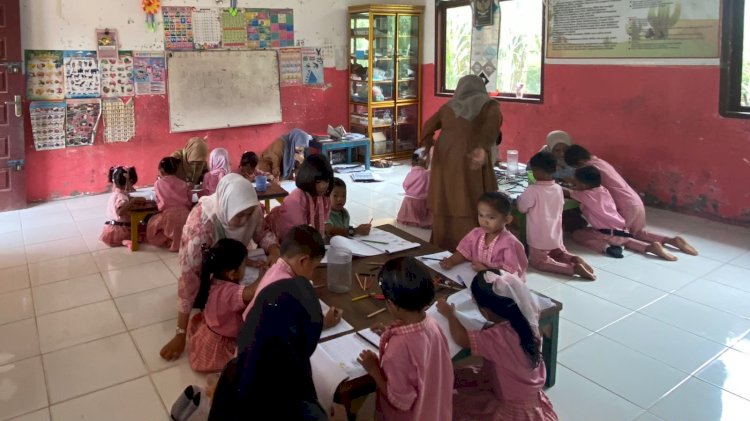 Mahasiswa KPM 07 UIN Sultanah Nahrasiyah Bimbing Anak TK Baroh Kuta Batee Baca Tulis