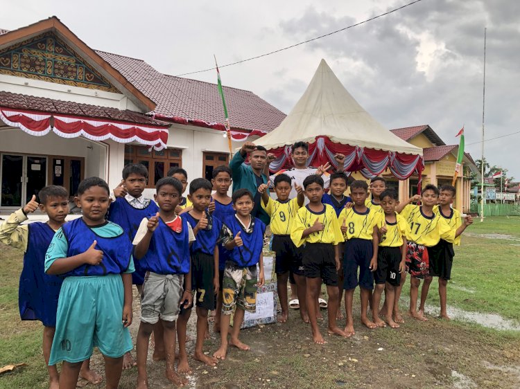 Semarak HUT RI ke-81, Camat Pirak Timu Sponsori Pertandingan Sepak Bola Anak-anak FOMA PT