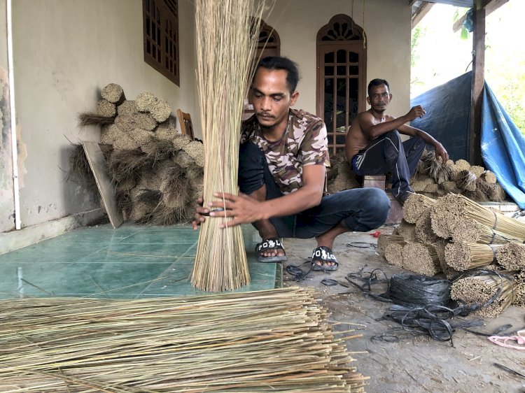 Juragan Pureh di Pirak Timu, Usaha dari Pelepah Sawit dan Kelapa yang Terus Berkembang
