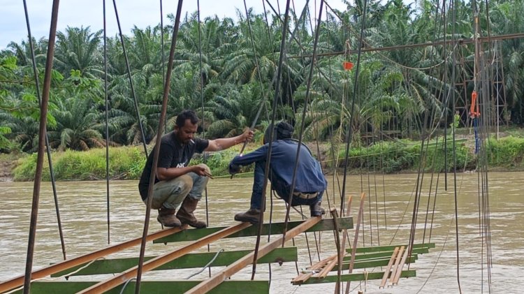 Progres Jembatan Peudari Capai 60 Persen, Pemasangan Rangka Besi Berlanjut